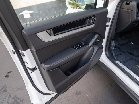 Certified 2026 Porsche Cayenne E-Hybrid Coupe AWD/4WD image 18
