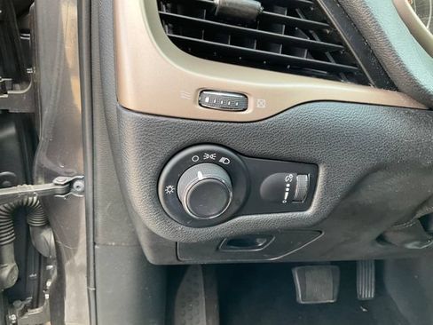 Used 2017 Jeep Cherokee Sport FWD image 7