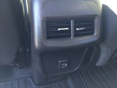 Used 2024 GMC Terrain SLE w/ Driver Convenience Package image 12