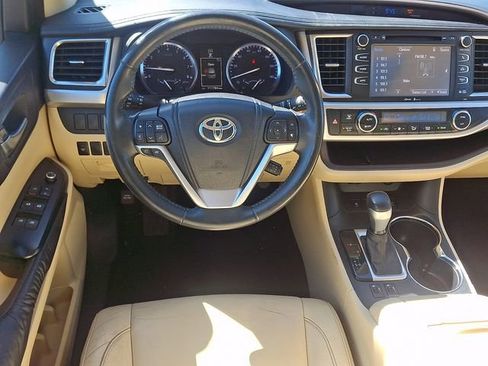 Used 2014 Toyota Highlander XLE AWD/4WD image 12