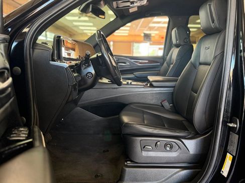 Used 2021 Cadillac Escalade Luxury AWD/4WD image 18