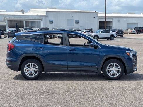 Used 2022 GMC Terrain SLE w/ Driver Convenience Package image 4