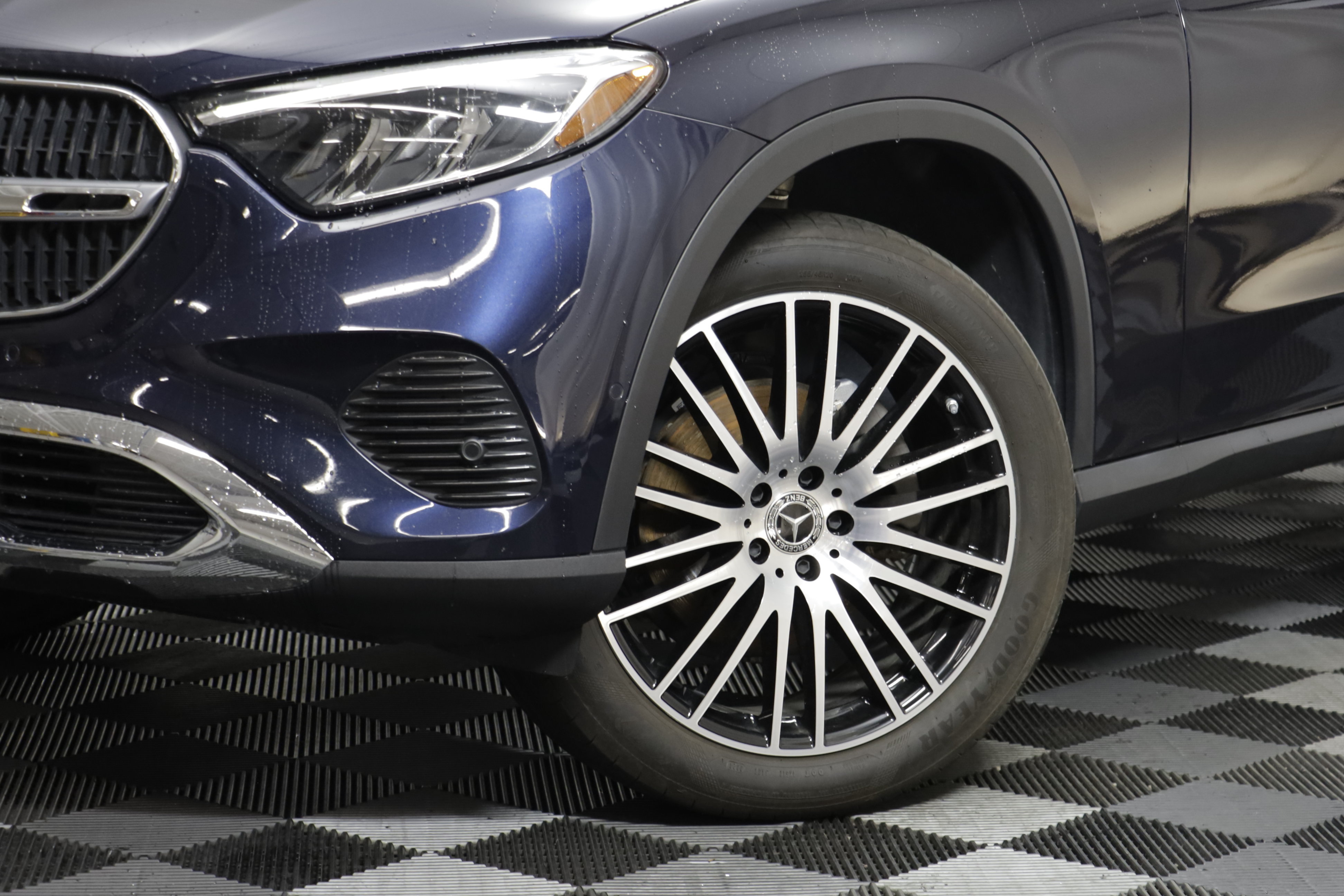Used 2024 Mercedes-Benz GLC 300 4MATIC image 3