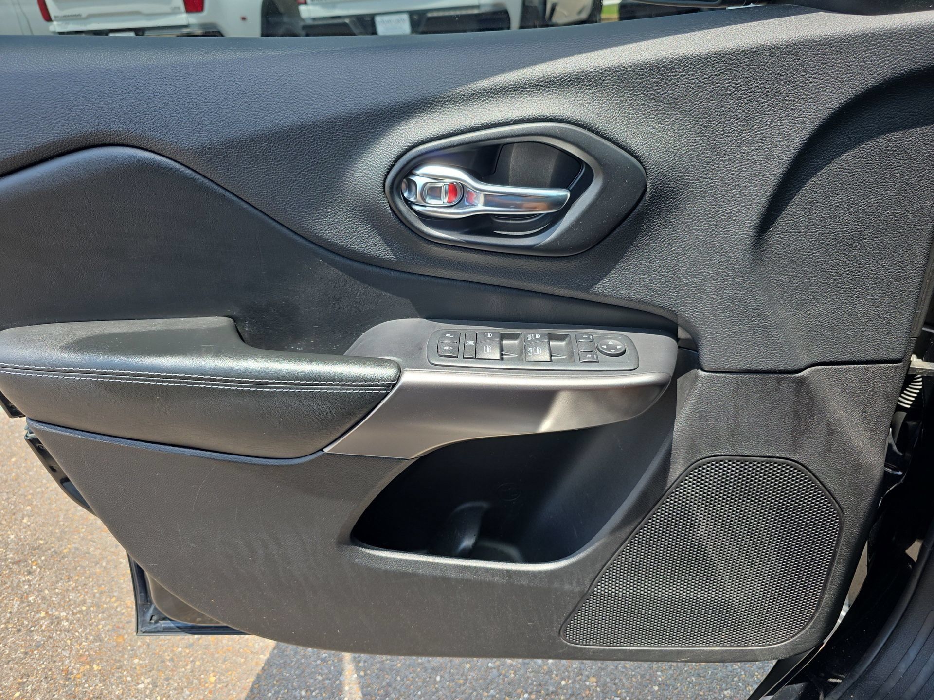 Used 2021 Jeep Cherokee Latitude FWD image 17