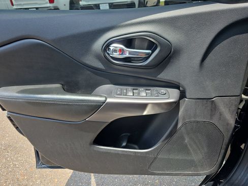 Used 2021 Jeep Cherokee Latitude FWD image 17