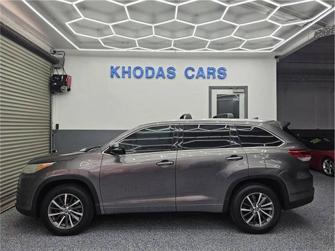 Used 2018 Toyota Highlander XLE image 1