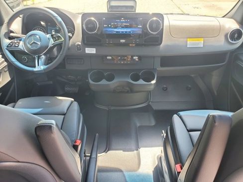Used 2025 Mercedes-Benz Sprinter 2500 image 13