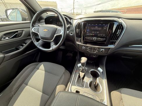 Used 2022 Chevrolet Traverse LT image 17