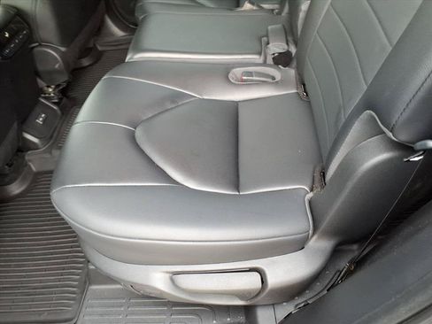 Used 2023 Toyota Highlander XLE AWD/4WD image 23