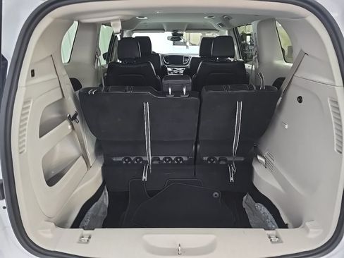 Used 2024 Chrysler Pacifica Touring-L FWD image 11