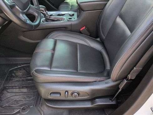 Used 2024 Chevrolet Traverse RS FWD image 23