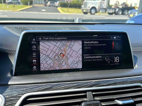 Used 2021 BMW 750i xDrive w/ Executive Package image 29