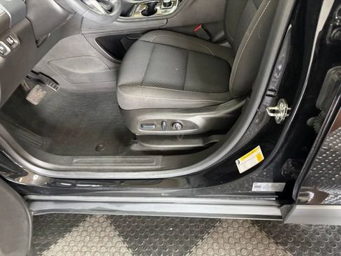 Used 2022 GMC Acadia SLE w/ Driver Convenience Package FWD image 19