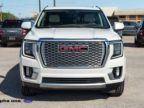 Used 2022 GMC Yukon XL Denali w/ Advanced Technology Package image 2