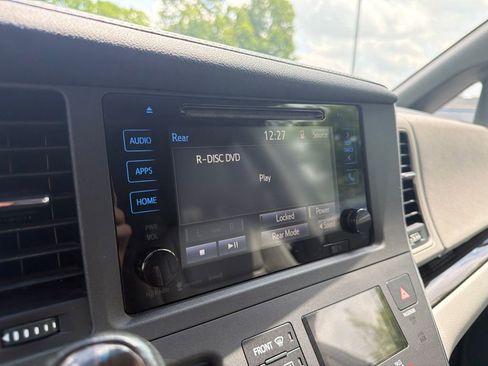 Used 2017 Toyota Sienna XLE Premium FWD image 30