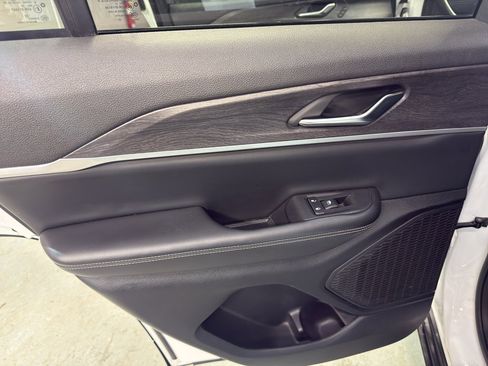 Used 2023 Jeep Grand Cherokee Limited image 28