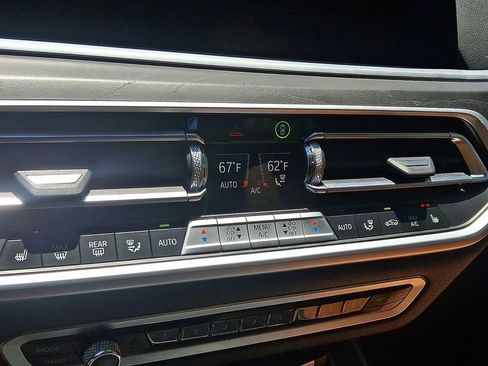 Used 2022 BMW X7 xDrive40i w/ M Sport Package AWD/4WD image 18