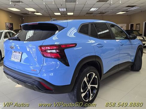 Used 2024 Chevrolet Trax RS w/ Sunroof Package FWD image 3