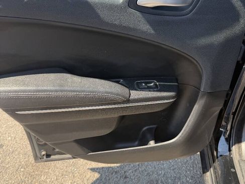 Used 2017 Chrysler 300 C RWD image 10