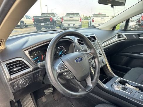Used 2017 Ford Fusion SE FWD image 9