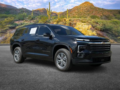 Used 2025 Chevrolet Traverse LT w/ Driver Confidence Package image 2