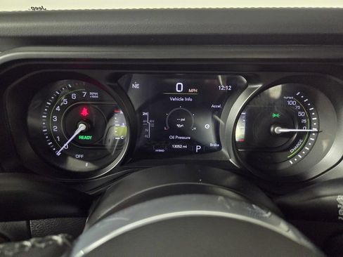 Used 2025 Jeep Wrangler Unlimited Sahara AWD/4WD image 15
