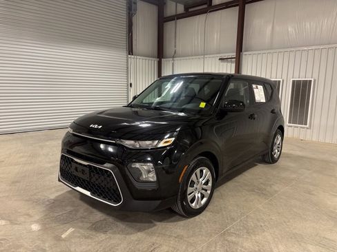 Used 2022 Kia Soul LX image 4