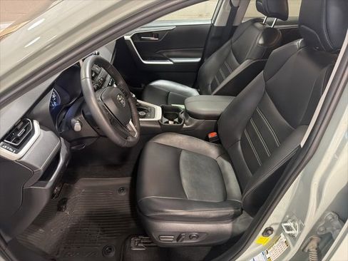 Used 2021 Toyota RAV4 XLE Premium image 18