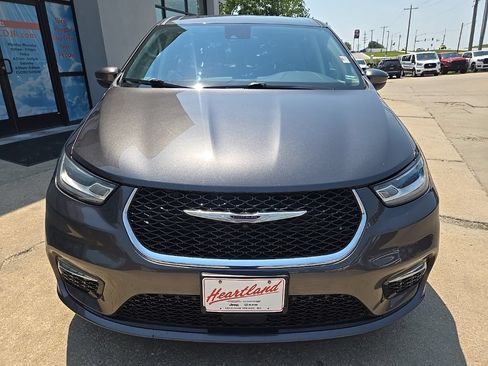Used 2023 Chrysler Pacifica Touring-L FWD image 15