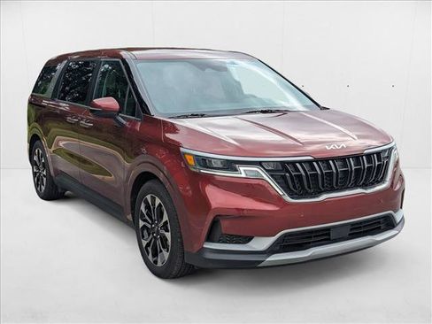 Used 2024 Kia Carnival EX image 3