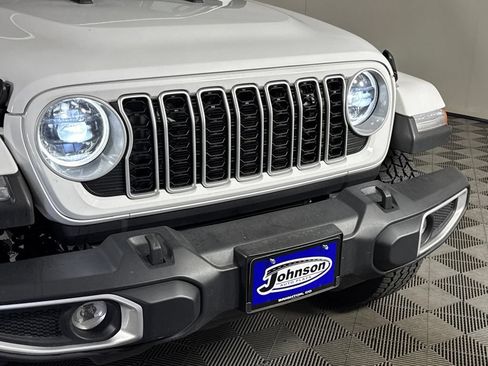 Certified 2025 Jeep Wrangler Unlimited Sahara AWD/4WD image 4