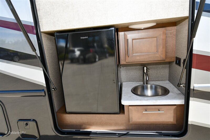 Used 2022 Ford F550 4x4 Regular Cab Super Duty w/ XLT Value Package image 3