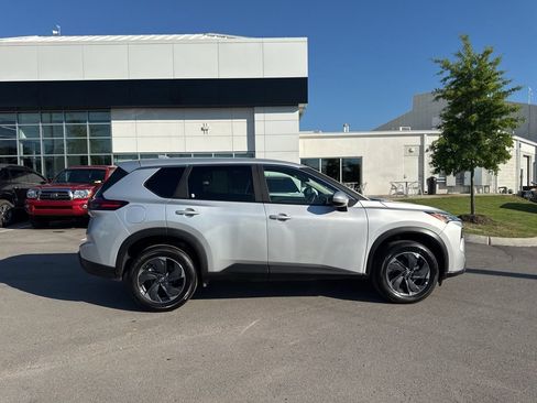 Used 2025 Nissan Rogue SV FWD image 8