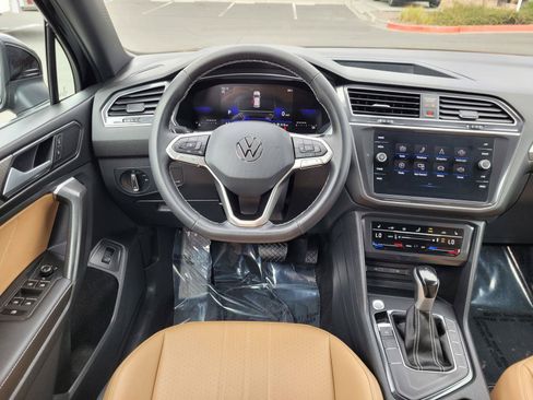Certified 2023 Volkswagen Tiguan SE FWD image 18