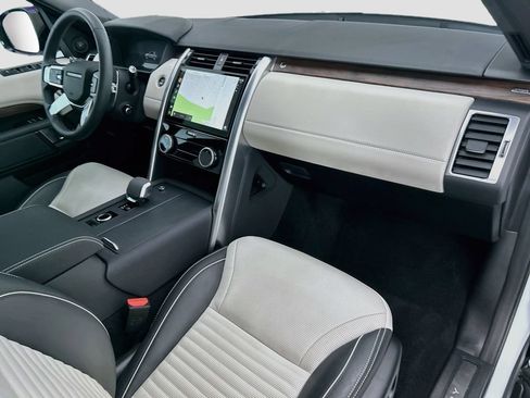 Used 2024 Land Rover Discovery Dynamic SE AWD/4WD image 16