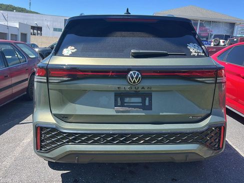 Used 2025 Volkswagen Tiguan SE R-Line AWD/4WD image 4
