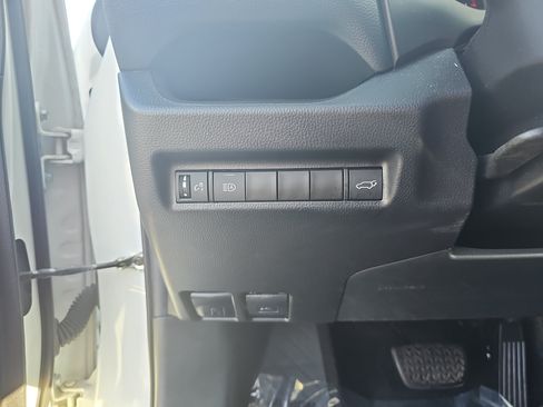 Used 2021 Toyota RAV4 XLE w/ Convenience Package FWD image 27