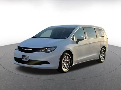 Used 2023 Chrysler Voyager LX image 3