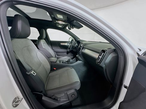 Used 2025 Volvo XC40 B5 Core image 32