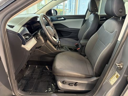 Certified 2024 Volkswagen Taos SE w/ Panoramic Sunroof Package FWD image 5