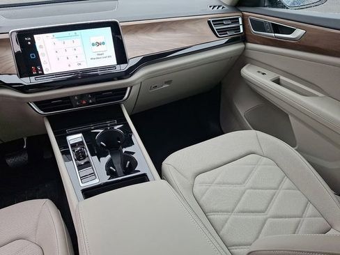 Certified 2025 Volkswagen Atlas SE w/ Panoramic Sunroof Package AWD/4WD image 16