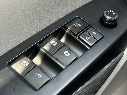 Used 2016 Toyota Highlander LE FWD image 32