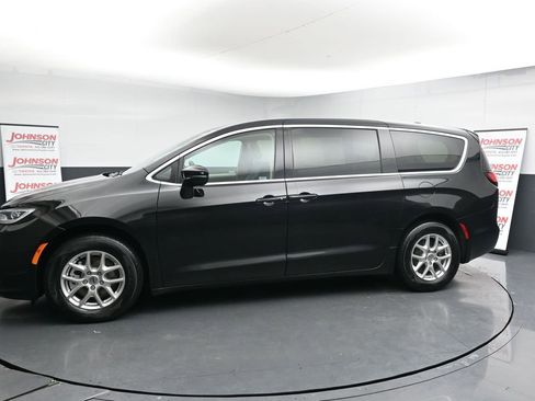 Used 2024 Chrysler Pacifica Touring-L image 5