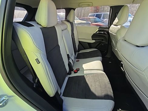 Used 2025 Mitsubishi Outlander SE image 18