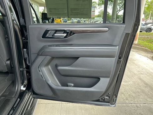 Used 2025 Chevrolet Suburban LS image 37