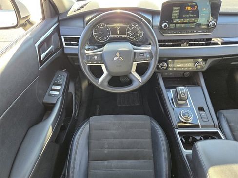 Used 2024 Mitsubishi Outlander SE image 13