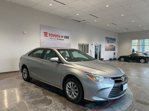 Used 2017 Toyota Camry LE image 1