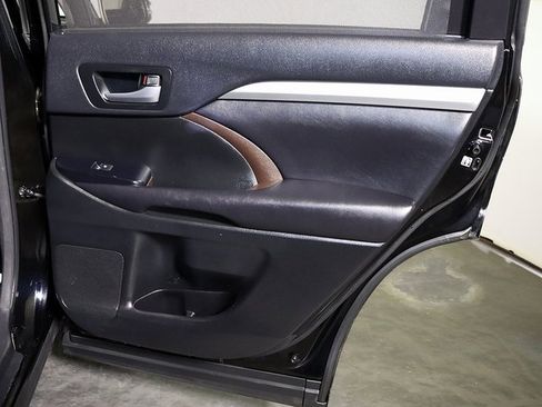 Used 2016 Toyota Highlander XLE image 34