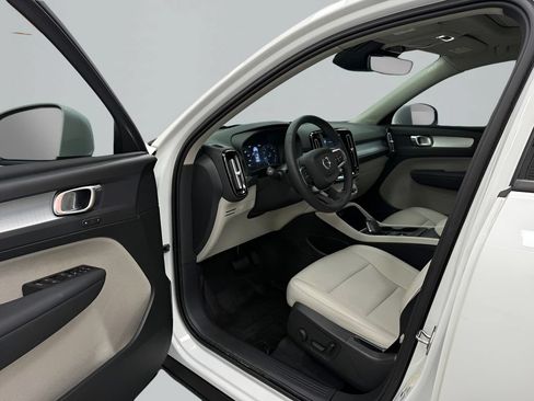 Used 2021 Volvo XC40 T5 Momentum w/ Premium Package AWD/4WD image 9