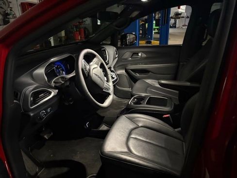 Used 2025 Chrysler Pacifica Select image 6
